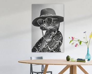 Stijlvolle slang met hoed en zonnebril, monochroom van Poster Art Shop