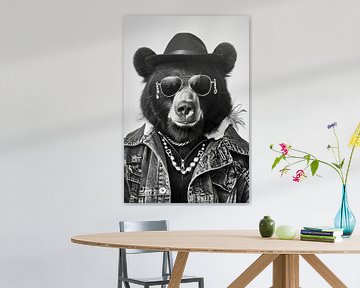Stijlvolle beer met zonnebril en hoed in zwart en wit van Felix Brönnimann