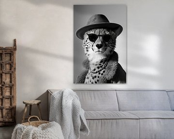 Portret van een jachtluipaard met hoed en juwelen in zwart-wit van Felix Brönnimann