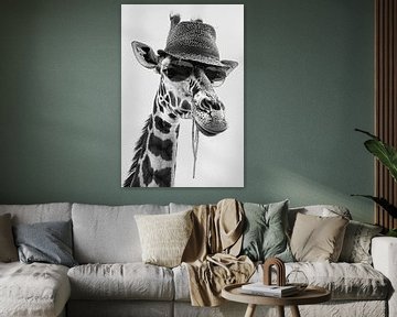Giraffe met zonnebril en hoed in een studioportret van Felix Brönnimann