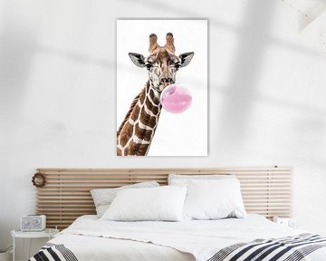 Giraffe blaast roze kauwgom tegen een witte achtergrond van Felix Brönnimann