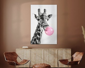 Giraffe met roze ballon in mond, zwart-wit portret van Felix Brönnimann