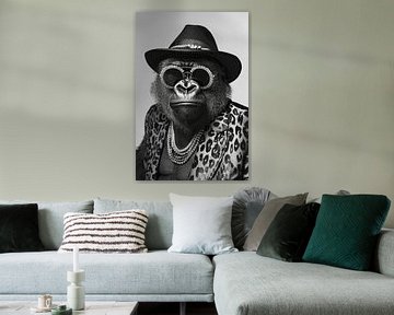 Modieus geklede gorilla met zonnebril en hoed van Felix Brönnimann