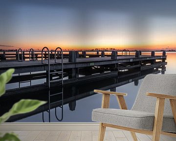 Zwemsteiger in het Alkmaardermeer tijdens windstille zonsopkomst  bij recreatiegebied De Hoorne van Bram Lubbers