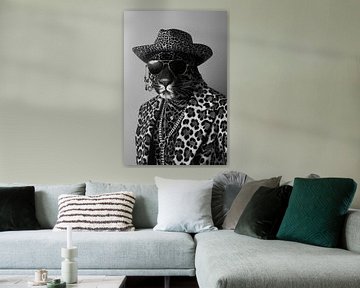 Gestileerde luipaard met zonnebril en modieuze kleding van Felix Brönnimann