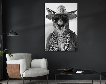 Stijlvolle kangoeroe met hoed en zonnebril, zwart-wit portret van Felix Brönnimann