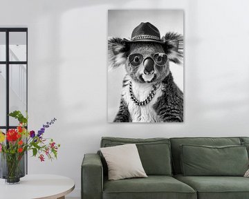 Modieuze koala met hoed en bril in zwart en wit van Felix Brönnimann