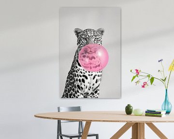 Luipaard blaast een grote roze kauwgomballon op van Felix Brönnimann