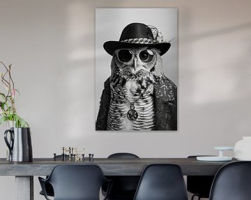 Modieus geklede uil in zwart-wit portret van Poster Art Shop