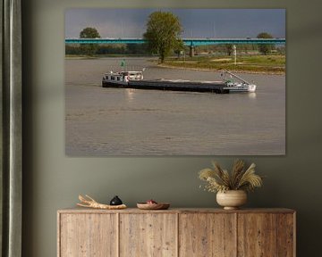 Een binnenvaartschip in het rivieren landschap van scheepskijkerhavenfotografie