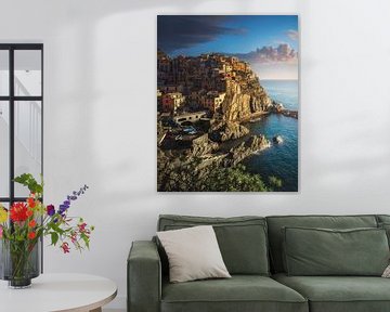Manarola dorp, rotsen en zee. Cinque Terre, Italië. van Stefano Orazzini