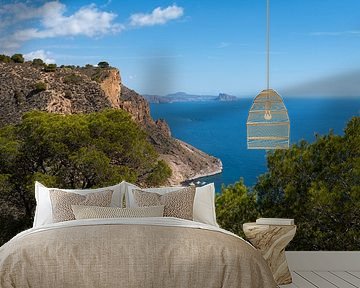 Kliffen en de Middellandse Zee achter boomtoppen