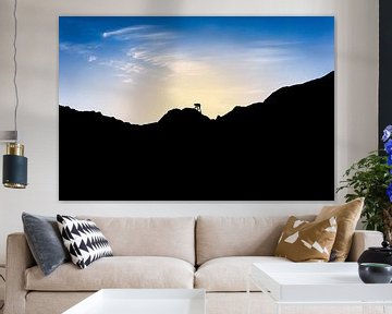 silhouette van man die berg beklimt bij ondergaande zon. Wout Kok One2expose von Wout Kok