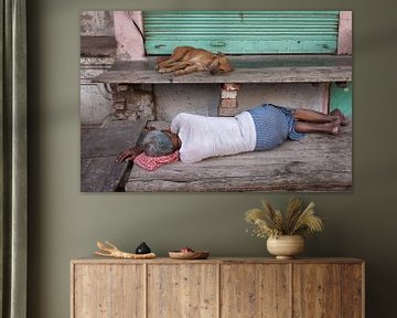 Schlafender indischer Mann und Hund während der Siesta in Varanasi, Indien. Wout Kok One2expose