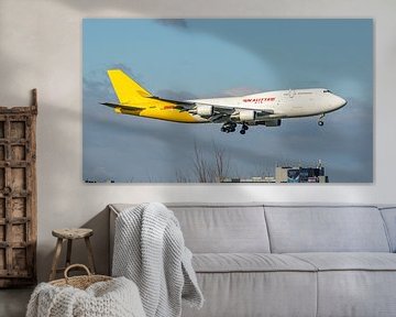 DHL - Kalitta Air Boeing 747-400F vrachtvliegtuig. van Jaap van den Berg