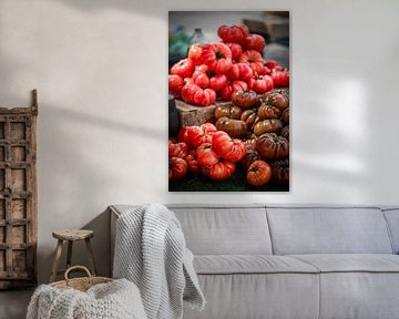 Mooie grote rijpe tomaten op een Franse markt van Frans Scherpenisse