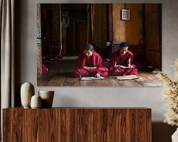 Jonge monniken in gebed ruimte in Dzong van Trongsa Bhutan. Wout Kok One2expose van Wout Kok