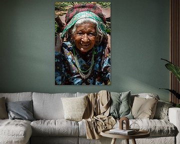 Oude boerin in Nepal van Roland Brack