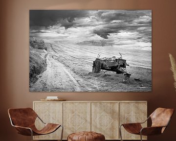 Zwart-wit retro tractor print | wolken veld weide landbouw boerderij | natuurfotografie Kunst van An Rogier