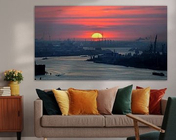 Ondergaande zon boven Rotterdamse havens by Albert van Dijk