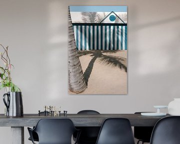Palmboom schaduw in het zand | Strandhuis Gran Canaria | Canarische Eilanden reisfotografie van HelloHappylife