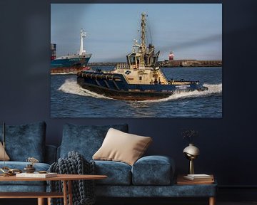 Sleepboot Jupiter en coaster in IJmuiden van scheepskijkerhavenfotografie