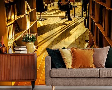 Bibliothek im Sonnenlicht – Holzfußboden & lange Schatten | gemütliche Lesekunst von Brave Toaster Photos
