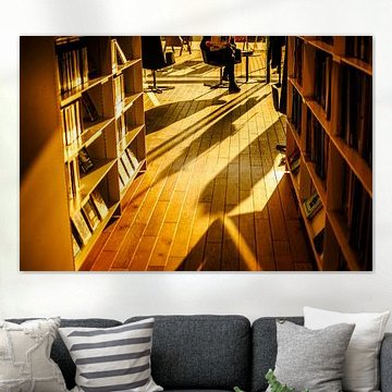 Bibliothek im Sonnenlicht – Holzfußboden & lange Schatten | gemütliche Lesekunst