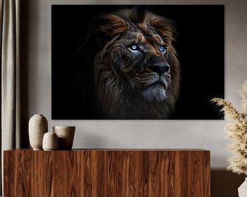 Indrukwekkend portret van majestueuze leeuw met blauwe ogen van De Muurdecoratie