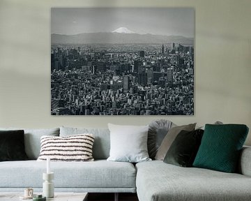 Contrasten in Perspectief: Tokyo's Skyline met de Eeuwige Tegenhanger, Mount Fuji van Collin Arts