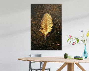Gouden veer zwevend op donker water van Art & Soul Creations
