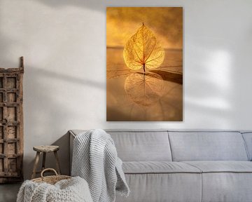 Blad perfect weerspiegeld in gouden licht van Art & Soul Creations
