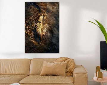 Gouden veer drijvend op donker water van Art & Soul Creations