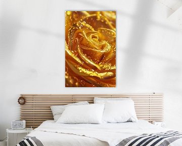Gouden roos met glinsterende waterdruppels close-up van De Muurdecoratie
