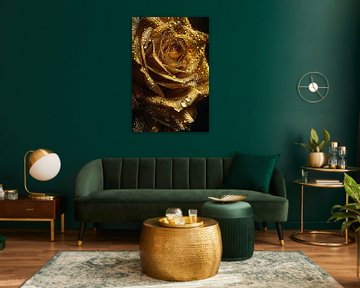 Gouden roos met fonkelende waterdruppels close-up van Art & Soul Creations