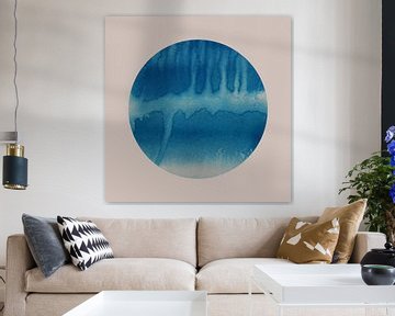 Ikigai. Minimalistische Zen-kunst. Aquarel zon in blauw. van Dina Dankers