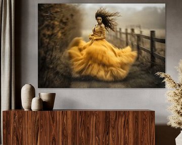 Mystieke vrouw in een levendige gele jurk van Frank Heinz