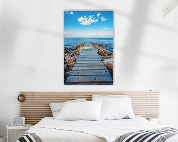 Houten steiger leidt naar serene blauwe zee