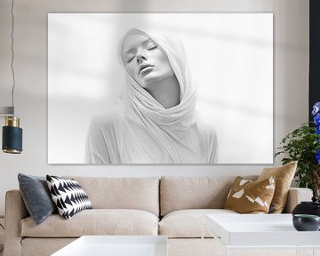 Portret van een vrouw met een witte zijden sjaal van May