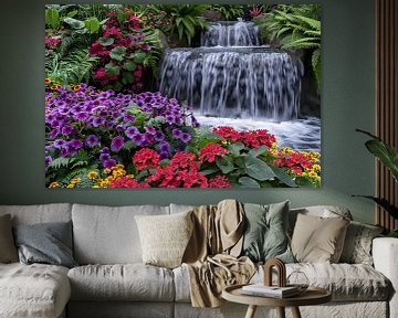 Kleurrijke bloementuin met serene waterval van De Muurdecoratie
