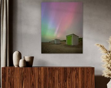 Noorderlicht boven Zeeuwse strandhuisjes van Thom Brouwer