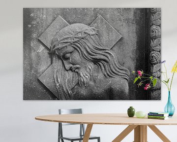 Bas-relief van Christus met kruis van Jan Van Bizar