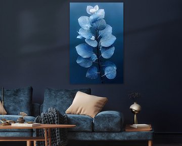 Blauwe eucalyptusbladeren tegen een zwarte achtergrond