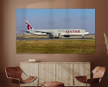 Abfliegende Boeing 777-300 von Qatar Airways. von Jaap van den Berg