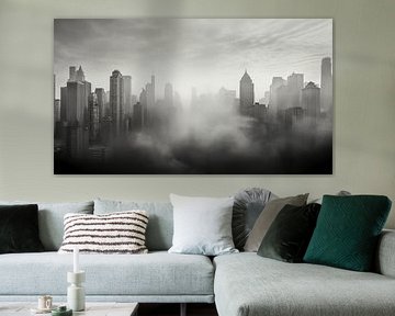 Schwarz-Weiß-Foto einer Stadtsilhouette im Nebel mit Wolkenkratzern