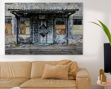 Ingang van oud verlaten gebouw van Yvonne Smits