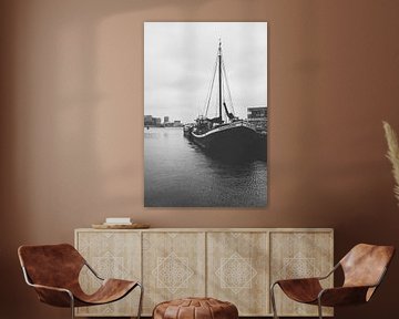 Binnenvaartschip afgemeerd in haven Amsterdam van scheepskijkerhavenfotografie