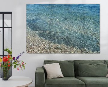 Helder water en stenen in een mediterrane baai