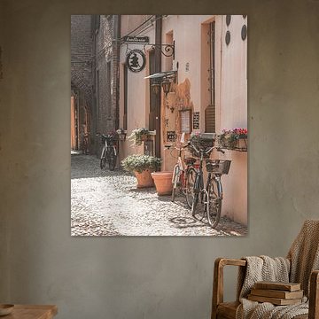 Cyclisme contre le mur d'une trattoria dans la ville italienne de Ferrara