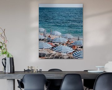 Parasols aan het strand van Nice | Cote d'Azur Frankrijk | Reisfoto